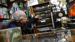 Mardinde 6 metrekare dükkanda 12 bin kaset arşivi geçmişin izini taşıyor