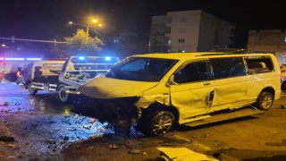 Mardinde hafif ticari araç ile otomobil kafa kafaya çarpıştı: 2si ağır 6 yaralı