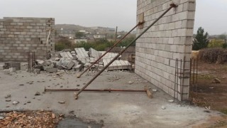 Mardinde şiddetli rüzgarda inşaat halindeki ev yıkıldı