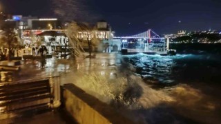 Marmara Denizinde fırtına: Dalgalar 2 3 metreye ulaştı, seferler iptal edildi