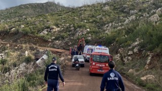 Marmariste kereste yüklü kamyon devrildi