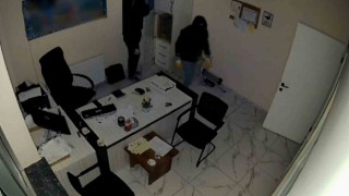 Maskeli hırsızlar kamerayı çevirip kasayı soydu