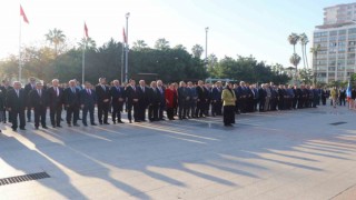 Mersinde Öğretmenler Günü dolayısıyla Atatürk Anıtına çelenk sunuldu