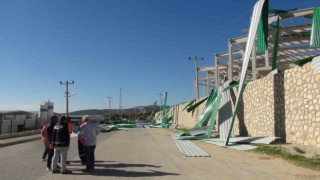 Mersinde şiddetli rüzgar fabrika inşaatı çatısını uçurdu
