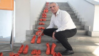 Mersinde turuncu ayakkabı sergisi