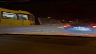 Metro raylarına ağaç düştü, seferler bir süreliğine iptal edildi