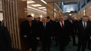 MHP Genel Başkanı Bahçeli: “Saçlarına dolardan bukleler yapan şaibeli soytarılar milletimizde haklı bir öfkeye neden olmaktadır”