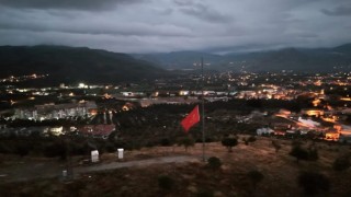 Milasta 10 Kasımda yarıya indirilen Türk Bayrağı, halen göndere çekilmedi