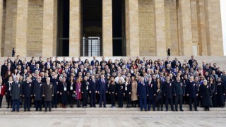 Milli Eğitim Bakanı ve Öğretmenlerden Anıtkabir Ziyareti
