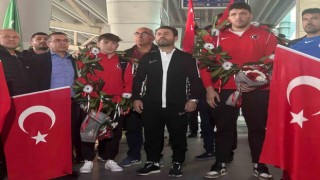 Milli güreşçilere Esenboğa Havalimanında coşkulu karşılama