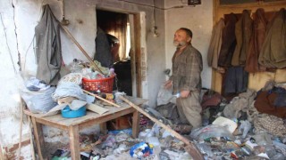 Milyoner adam tüm evlerini çöple doldurmuş