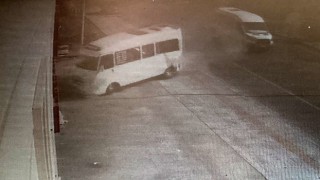 Minibüsün çarptığı minibüs düğün salonuna girdi: O anlar kamerada