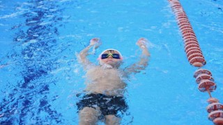 Minik yüzücüler kulaçlarını Atatürkü anmak için attı