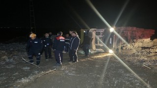 Moloz boşaltırken devrilen kamyonunun sürücüsü hayatını kaybetti