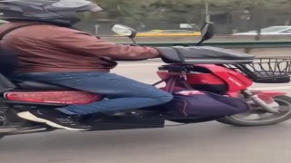 Motosikletin önüne bebeğini koyup kilometrelerce ilerledi