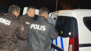 Motosikletle geldiler, eve ateş açıp kaçarken bekçilere yakalandılar