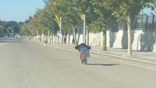 Motosikletle tehlikeli yolculuk kameraya yansıdı