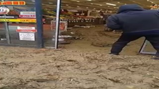 Mudanyada dere taştı, dükkanlar çamur deryasına döndü