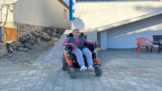 Muş Valisi Çakır, serebral palsi hastası kızın yol talebine kayıtsız kalmadı