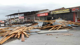Muşta şiddetli fırtına: 4 iş yerinin çatısı uçtu