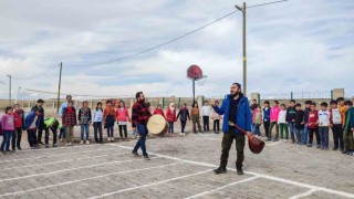 Müzik öğretmeni, köy çocuklarını müzikle buluşturuyor