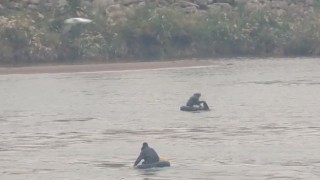 Nehirde suya kapılan kardeşlerden Zilanın kurtarılma anı kameraya yansıdı