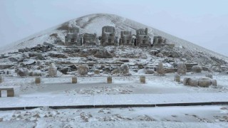 Nemruta mevsimin ilk karı yağdı