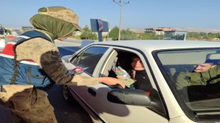 Nusaybinde jandarma ekipleri kadınlara karanfil verdi, KADESi tanıttı