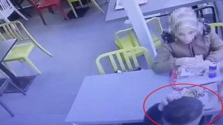 O film gerçek oldu: Kopardığı saçını yemeğine böyle attı