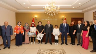 Ödül alan öğrenciler mutluluğunu Vali Pehlivan ile paylaştı