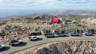 Off-road pilotları terörden temizlenen Gabar Dağında Türk bayrağı açtı