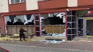 Öfkeli kadın masaj salonunun camlarını kazmayla kırdı