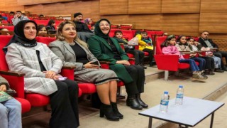 Öğrenciler Hacivat-Karagöz oyununu anneleri ile izledi