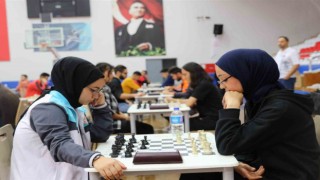 Öğrenciler satranç turnuvasında stratejilerini sergiledi
