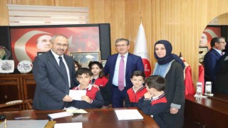 Öğrenciler topladıkları harçlıkları Filistine gönderdi