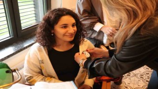 Öğrencilere Atatürk rozeti taktılar