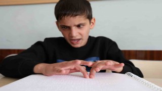 Öğretmeninin fedakarlığı sonucu yazma öğrenen görme engelli Caner, Kırk Hadis Yarışmasında birinci oldu