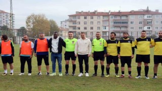 Öğretmenler derste değil, yeşil sahada ter döktü