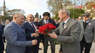 Öğretmenlere karanfil hediye etti