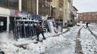 Okulların tatil edildiği Karlıova, tamamen beyaza büründü