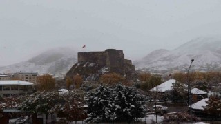 Erzurum'un Oltu ilçesine yılın ilk karı yağdı