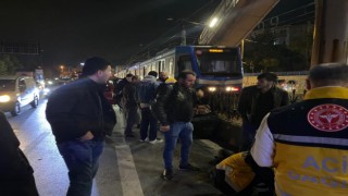 Olumsuz hava koşulları için hazırlık yapan Sultangazi Belediyesi ekipleri denk geldikleri kazaya müdahale etti