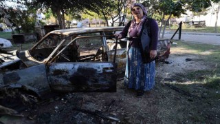 Önce oğlunu dövdüler, sonra otomobili yaktılar