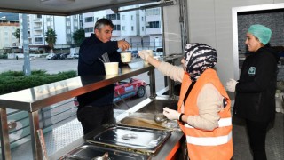 Osmaniye Belediyesi, Vatandaşlara Sıcak Çorba İkramında Bulunuyor