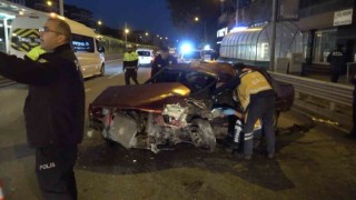 Otomobil Bursarayın bariyerine çarptı: 2 yaralı
