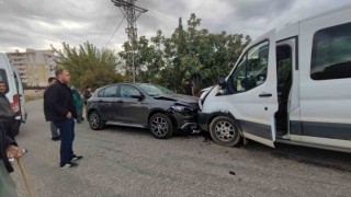 Otomobil ile minibüs kafa kafaya çarpıştı: 5 yaralı