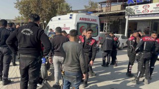 Otomobil kavşakta yunus ekiplerine çarptı
