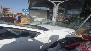 Otomobil öğrencilerin bulunduğu otobüs durağına daldı