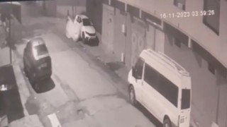 Otomobil üzerindeki brandanın çalınma anı güvenlik kamerasına yansıdı