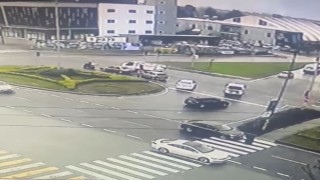 Otomobilin çarptığı kadın yaralandı, kaza anı kamerada